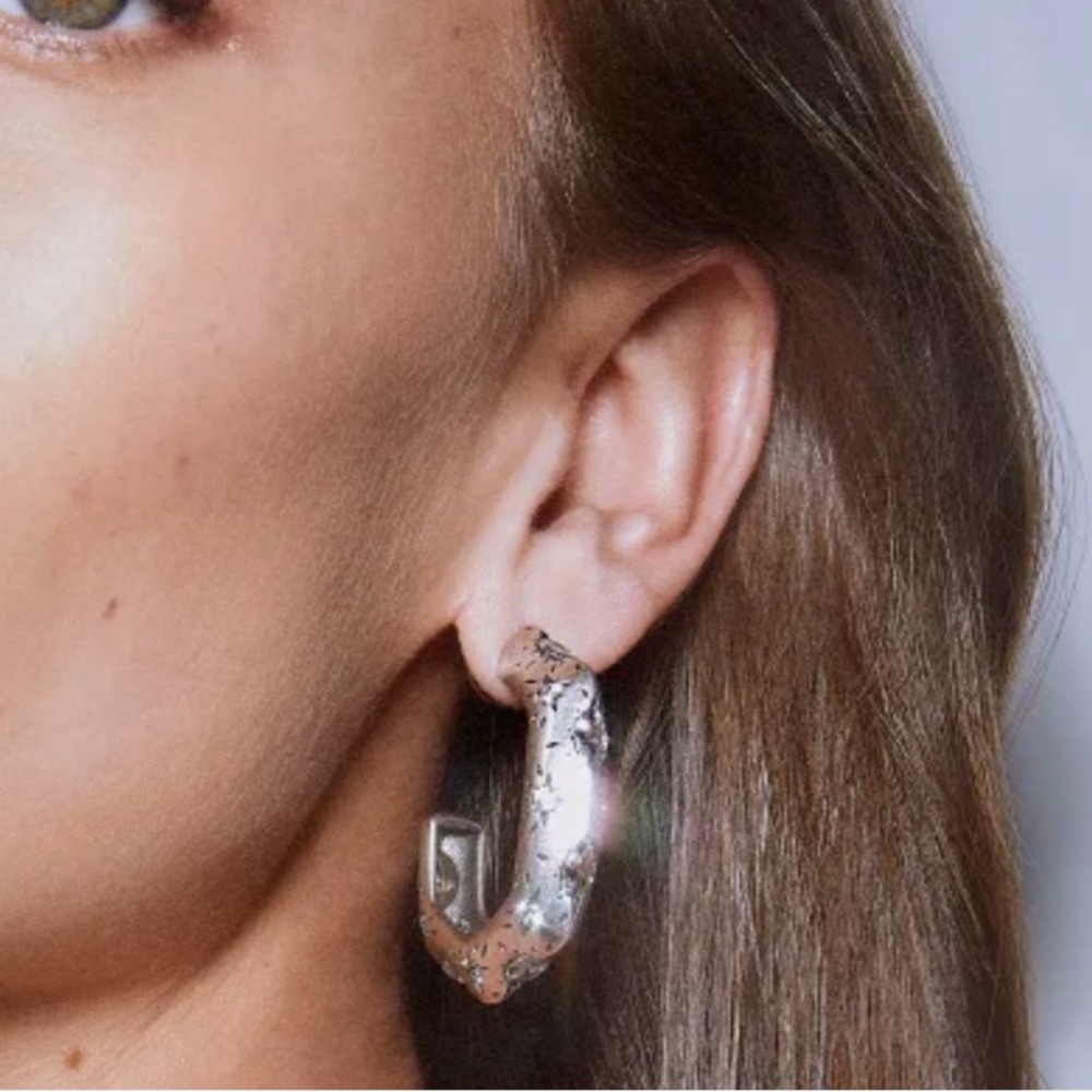 NWT Kendra Scott Holland Vintage Silver Hoop Earrings In White Crystal - Picture 3 of 10
